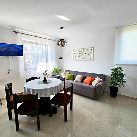 Apartments With A Parking Space Malinska Esterno foto