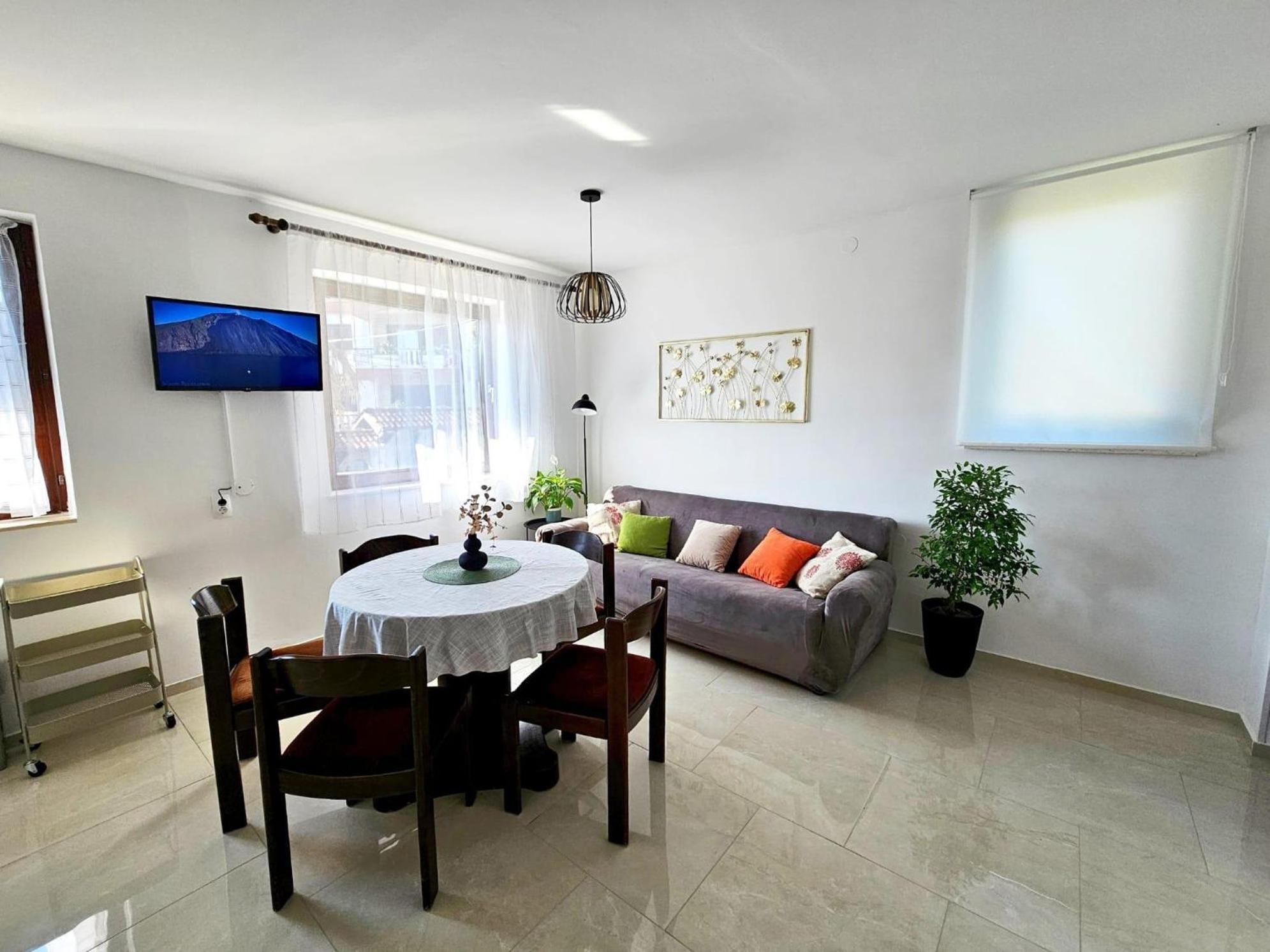Apartments With A Parking Space Malinska Esterno foto