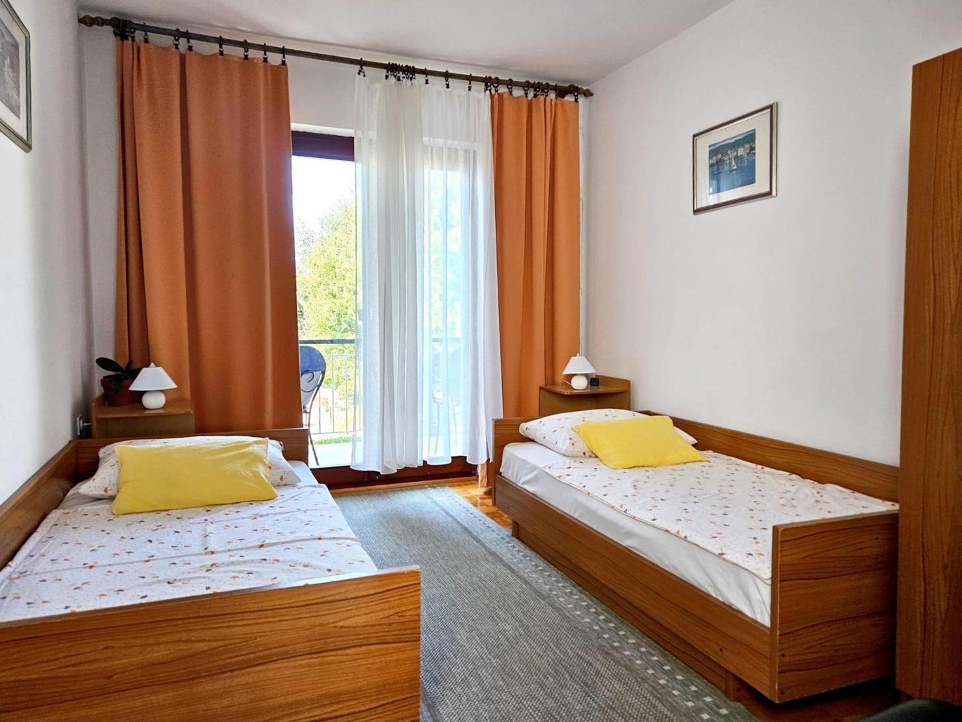Apartments With A Parking Space Malinska Esterno foto