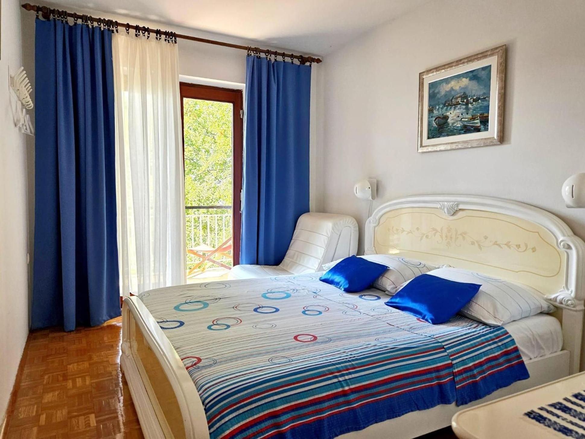 Apartments With A Parking Space Malinska Esterno foto