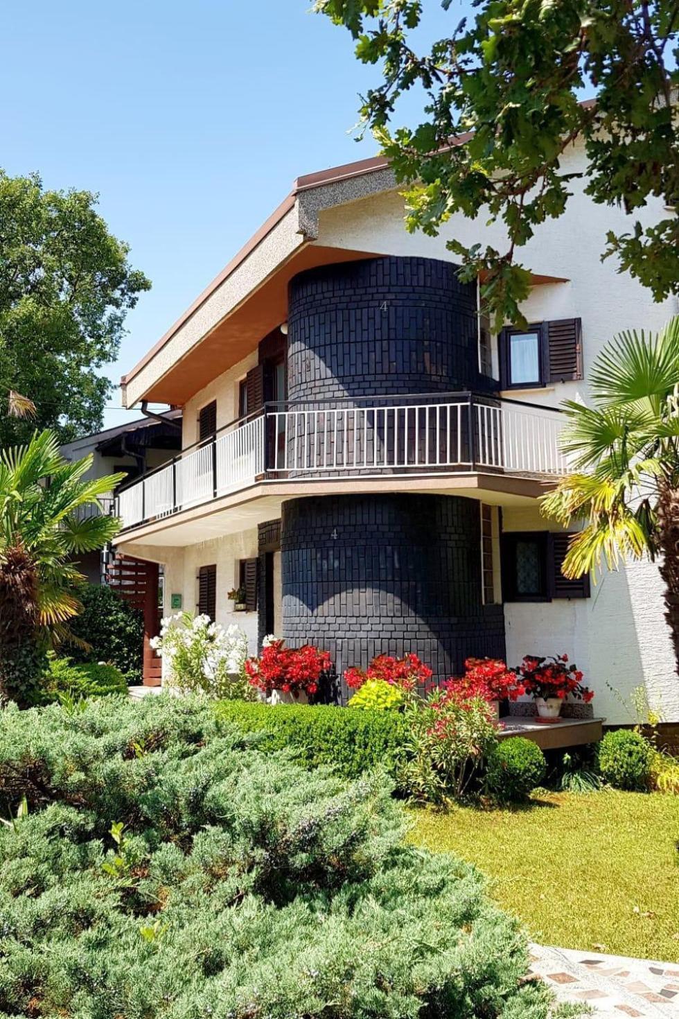 Apartments With A Parking Space Malinska Esterno foto